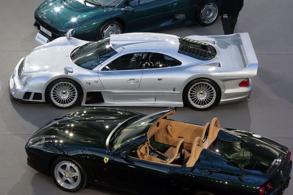 Tveir Jaguar sportbílar og milli þeirra Mercedes Benz CLK GTR coupe á fornbílasýningunni í Grand …