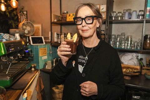 Guðrún Kristjánsdóttir með engiferkakó sem rífur í.