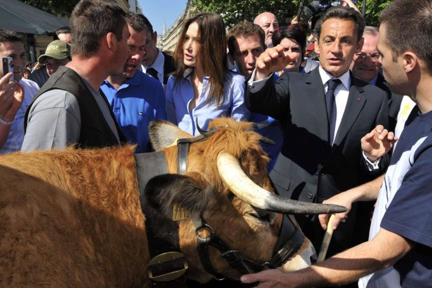 Nicolas Sarkozy og Carla Bruni-Sarkozy ræða við bændur um erfiða …