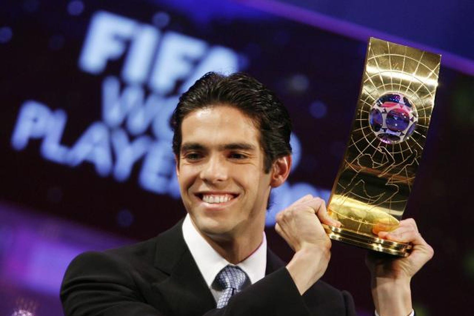 Kaká tekur við verðlaunum sem knattspyrnumaður ársins hjá FIFA 2007.