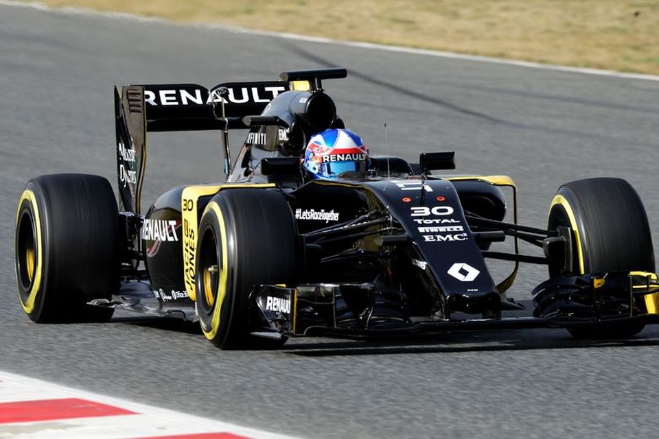 Joylon Palmer hjá Renault á ferð í Barcelona í dag.