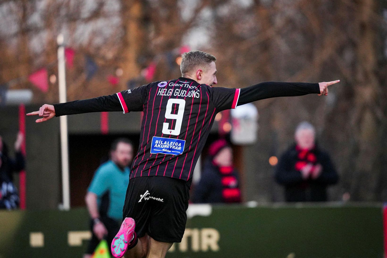 Helgi Guðjónsson lagði upp fyrra mark Víkings og skoraði það …