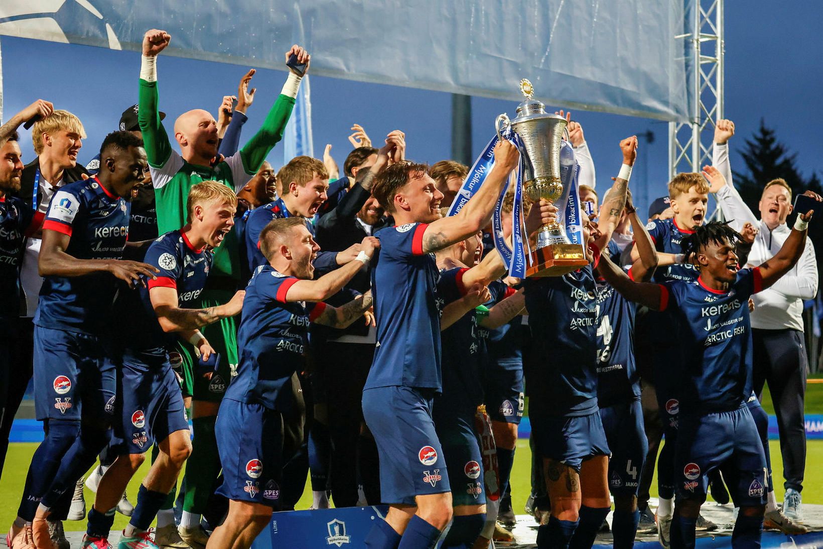 Bikarmeistararnir komnir áfram