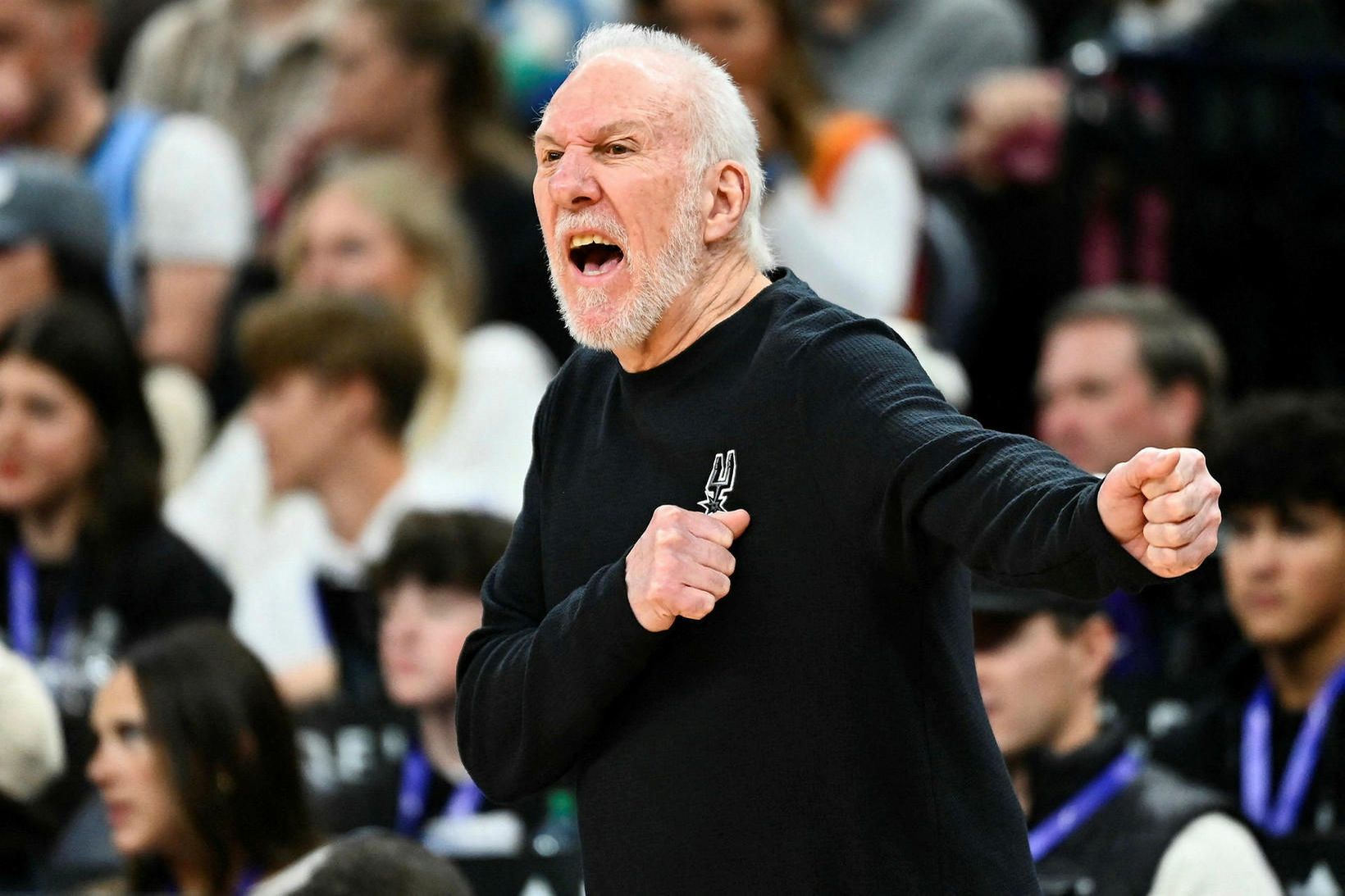 Gregg Popovich lætur í sér heyra á hliðarlínunni.