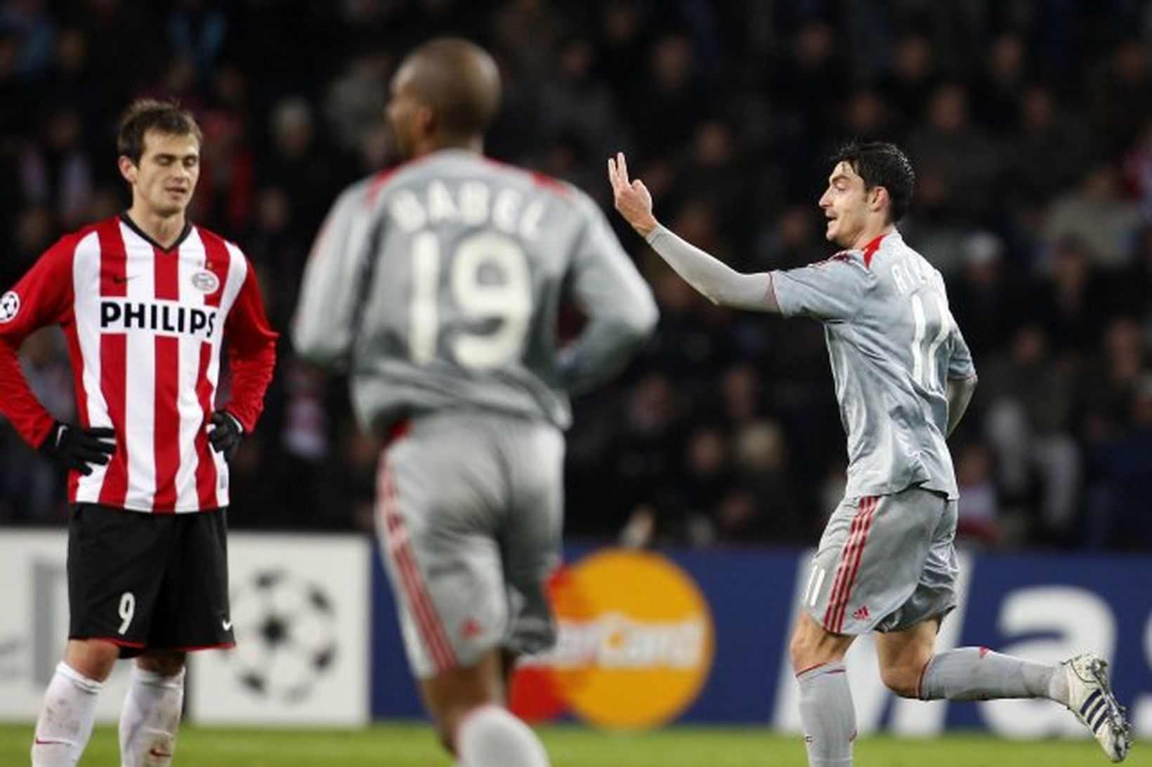 Albert Riera fagnar glæsimarki sínu fyrir Liverpool í kvöld.