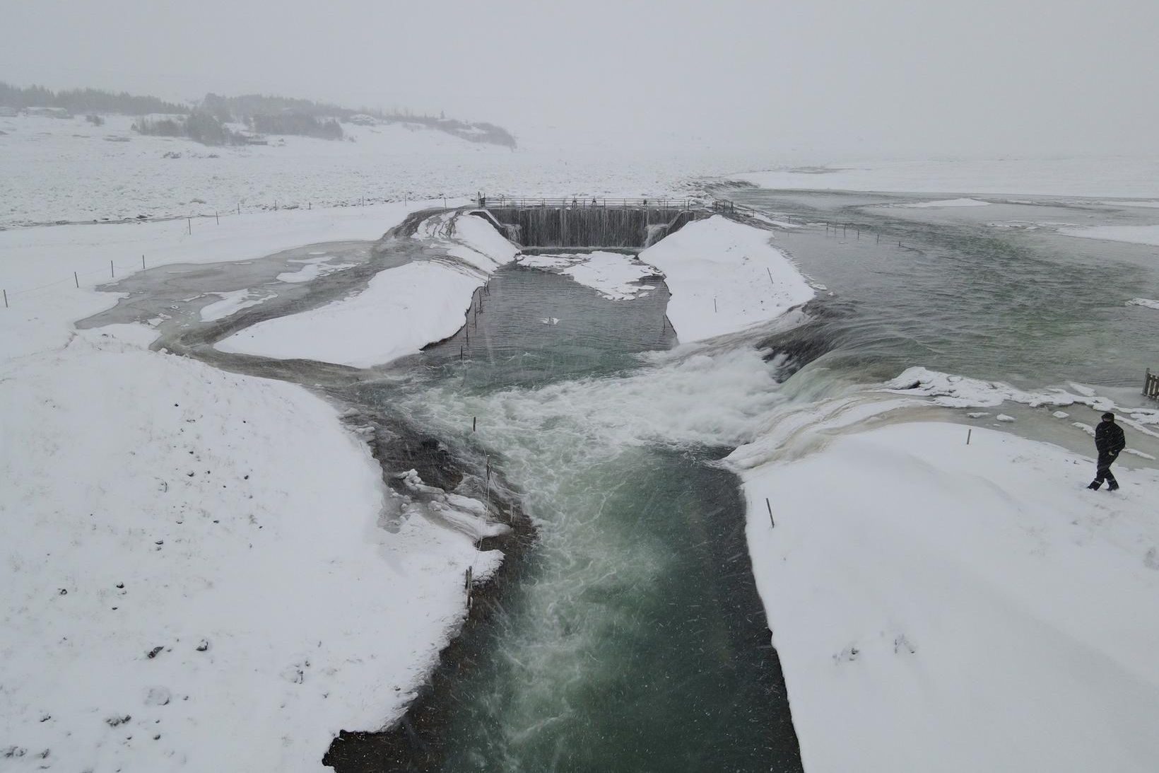 Lögreglan kannaði aðstæður í hádeginu í dag.