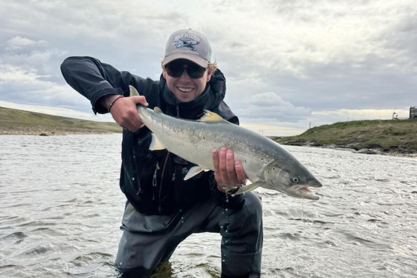 Styrkár Jökull Davíðsson með gerðarlegan grálúsugan lax sem hann fékk …