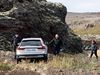 281 / 5.000
Police at the scene today in an unmarked police vehicle near Vatnsskarð on Sveifluháls, north of Kleifarvatn Lake.