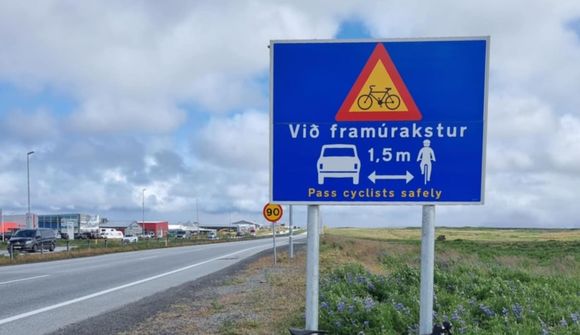 Ný skilti sýna lágmarksbil þegar tekið er fram úr