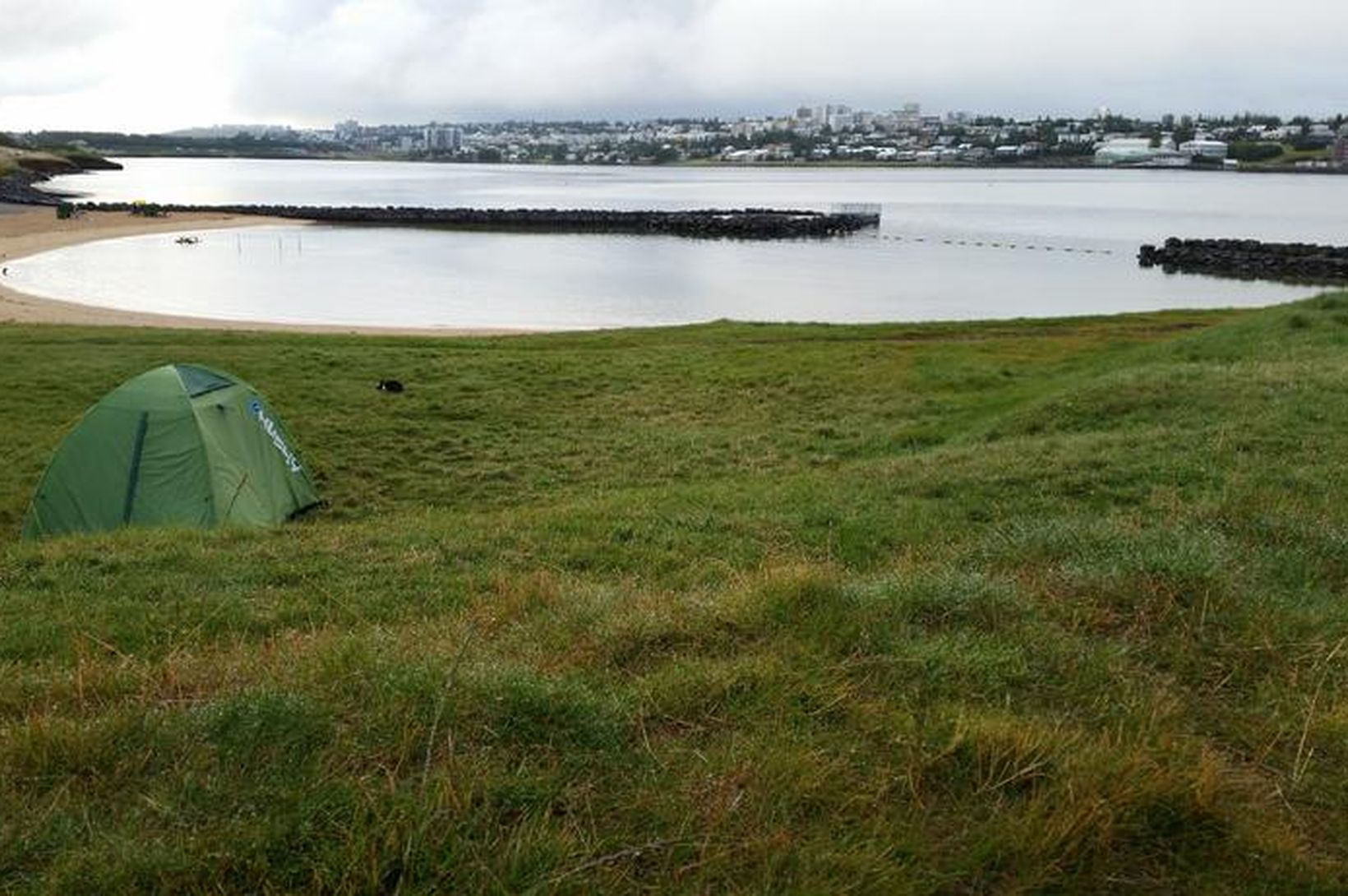 Tjölduðu í Nauthólsvík