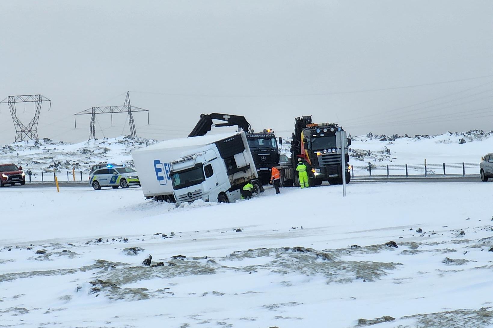 Flutningabifreið fór út af veginum með fyrrgreindum afleiðingum.