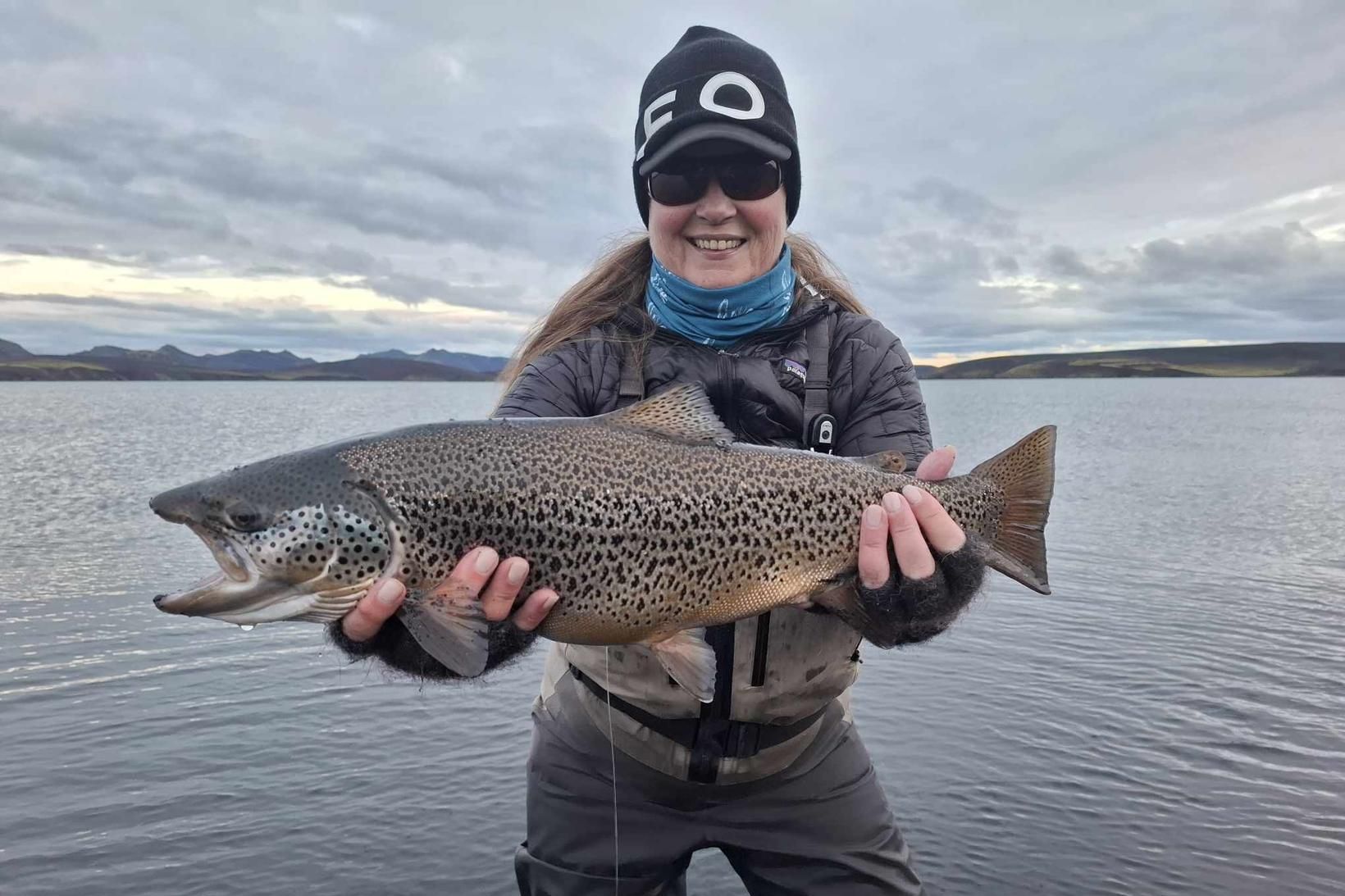 Helga Gísladóttir með bolta úr Veiðivötnum í sumar. Þessi mældist …