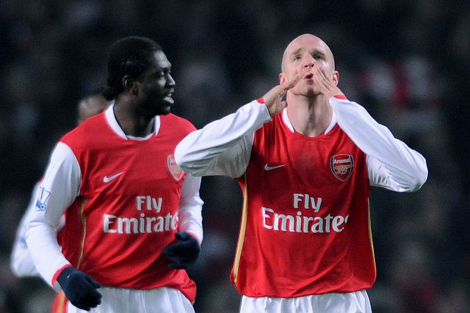 Philippe Senderos fagnar marki ásamt Emmanuel Adebayor sem innsiglaði sigur …