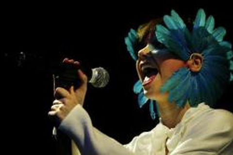 Björk á tónleikunum í Hróarskeldu.