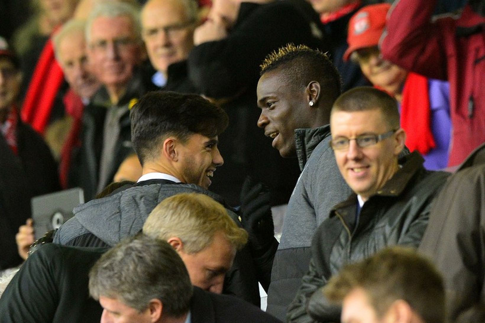 Mario Balotelli sem áhorfandi á leik með Liverpool.