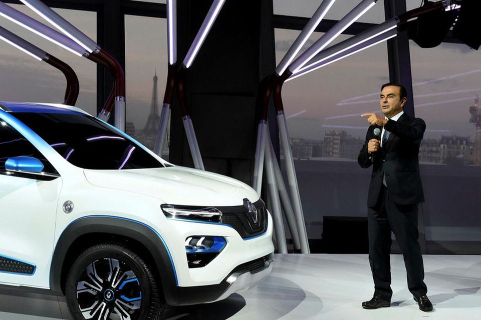 Carlos Ghosn forstjóri Renault kynnir K-ZE til leiks á bílasýningunni í París.