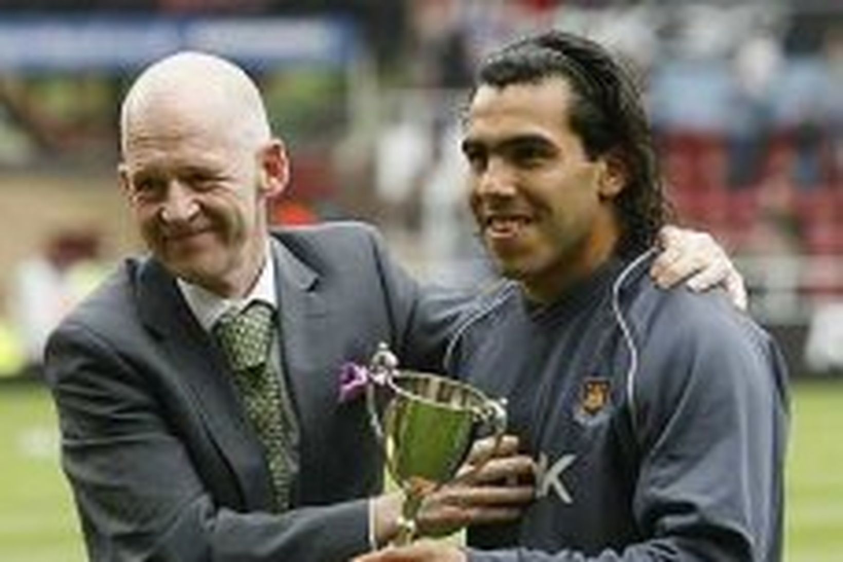 Eggert Magnússon stjórnarformaður West Ham og Carlos Tevez .