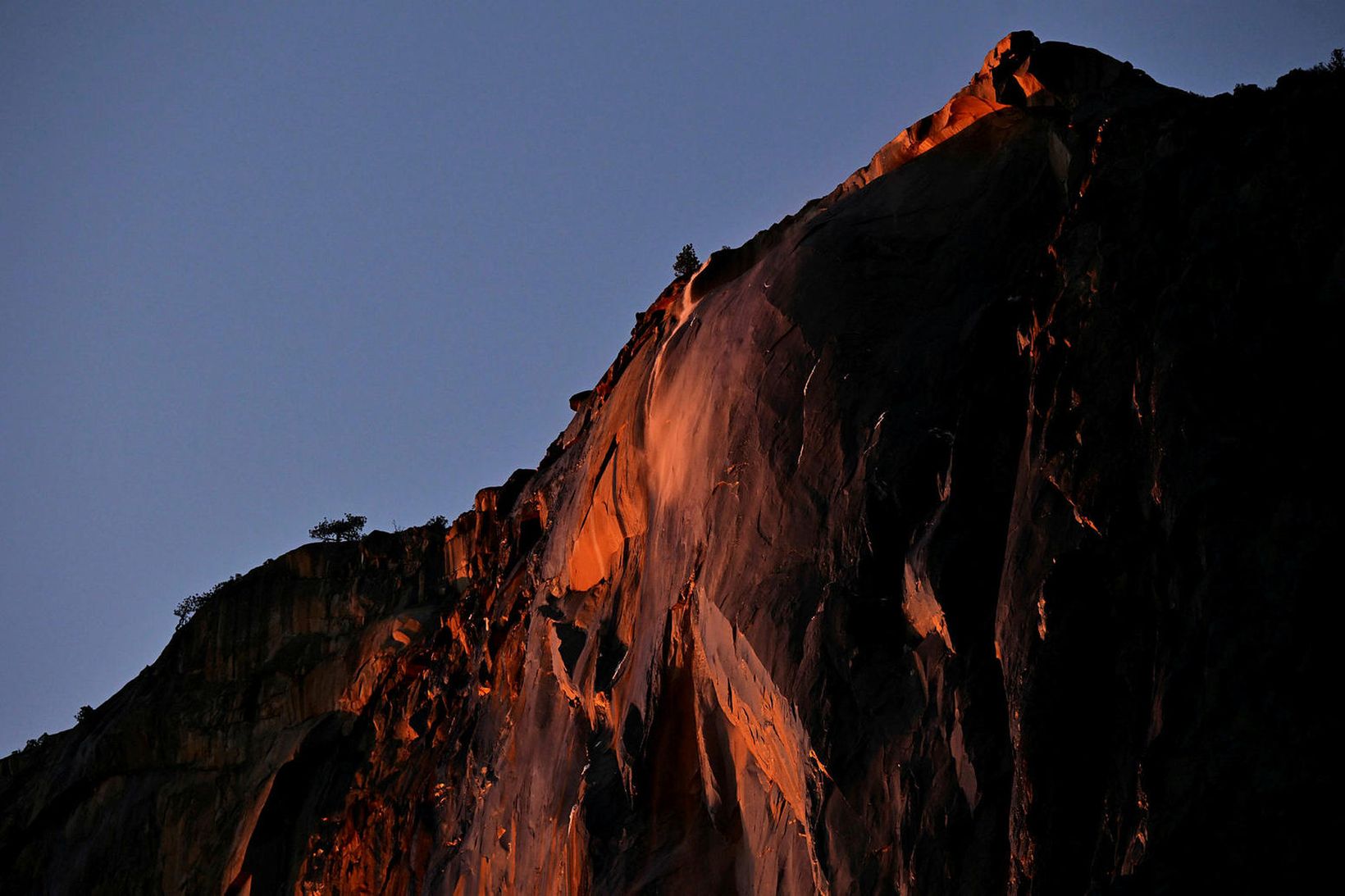 Sjónarspilið er kyngimagnað í Yosemite-þjóðgarði við sólarlag.