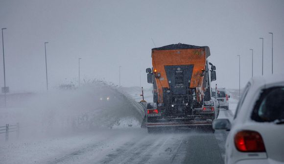 Hvasst og mikill krapi á Reykjanesbrautinni