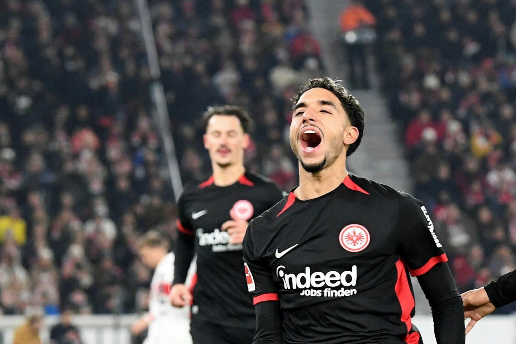 Omar Marmoush fagnar marki í leik með Eintracht Frankfurt á …