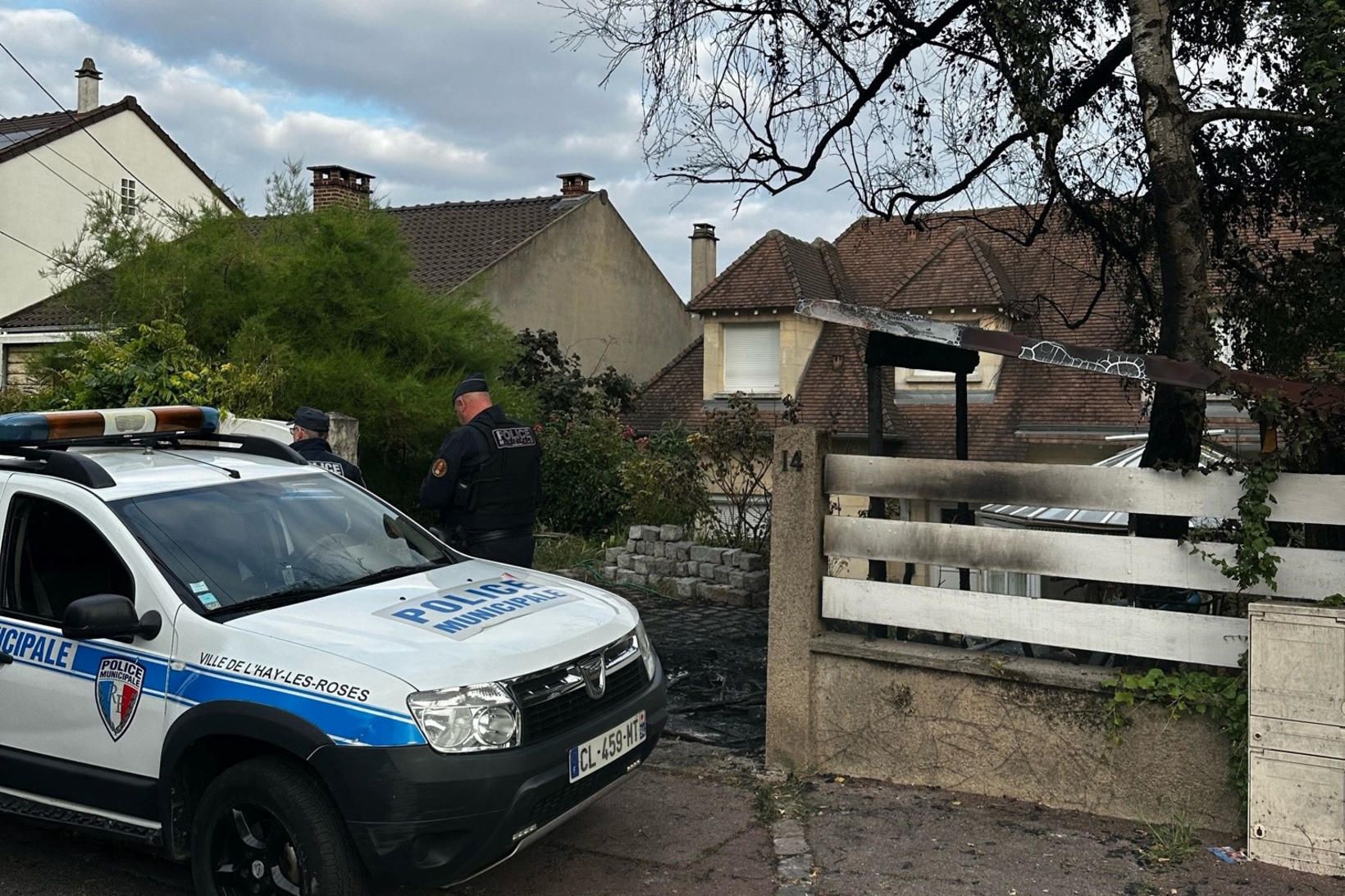 Lögregluþjónn fyrir utan hús bæjarstjórans í L'Hay-les-Roses í Frakklandi.