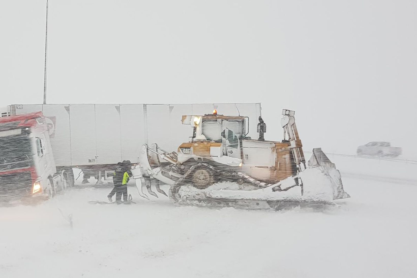 Ökumaður flutningabíls lenti í vandræðum þegar hann þurfti að snúa …