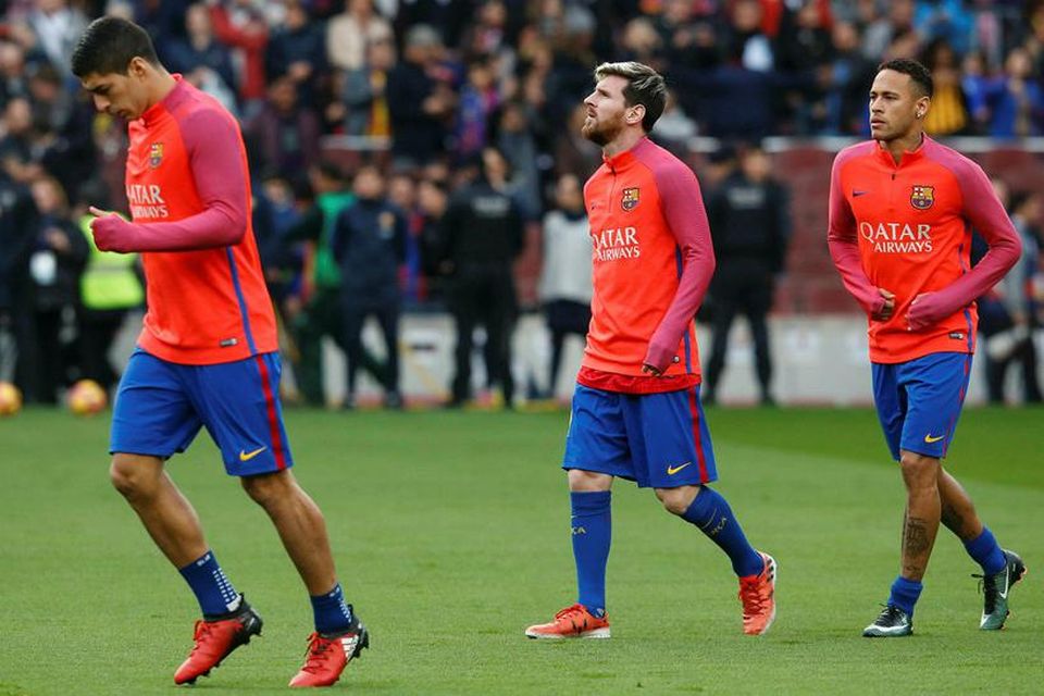 Luis Suárez, Lionel Messi og Neymar hita upp á Camp Nou í dag.