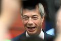 Kampakátur Nigel Farage svarar spurningum blaðamanna í gær eftir að Umbótaflokkur hans vann þingsæti af Verkamannaflokknum.