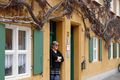 Íbúi Martha Jesse í dyragættinni í íbúð sinni í Fuggerei. Hún hefur búið á svæðinu í sautján ár en eftirlaunin nægðu ekki fyrir venjulegri leiguíbúð.