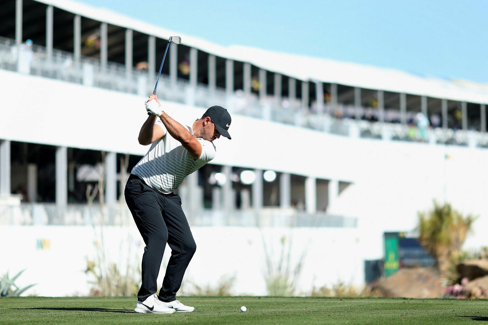 Brooks Koepka á hinni þekktu 16. holu á TPC Scottsdale …