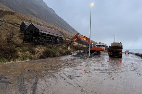 Vélar og tæki við hreinsun á Hnífsdalsvegi í gærmorgun.