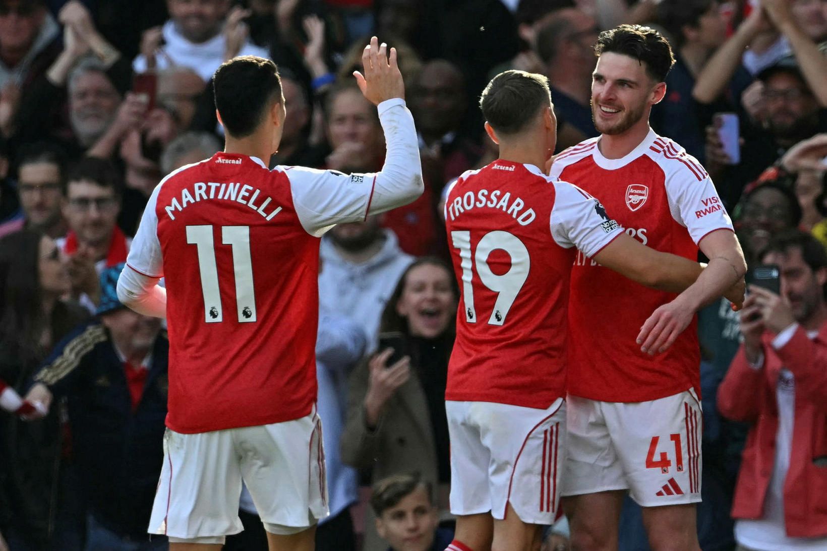 Leikmenn Arsenal fagna sigurmarki Declan Rice í dag.
