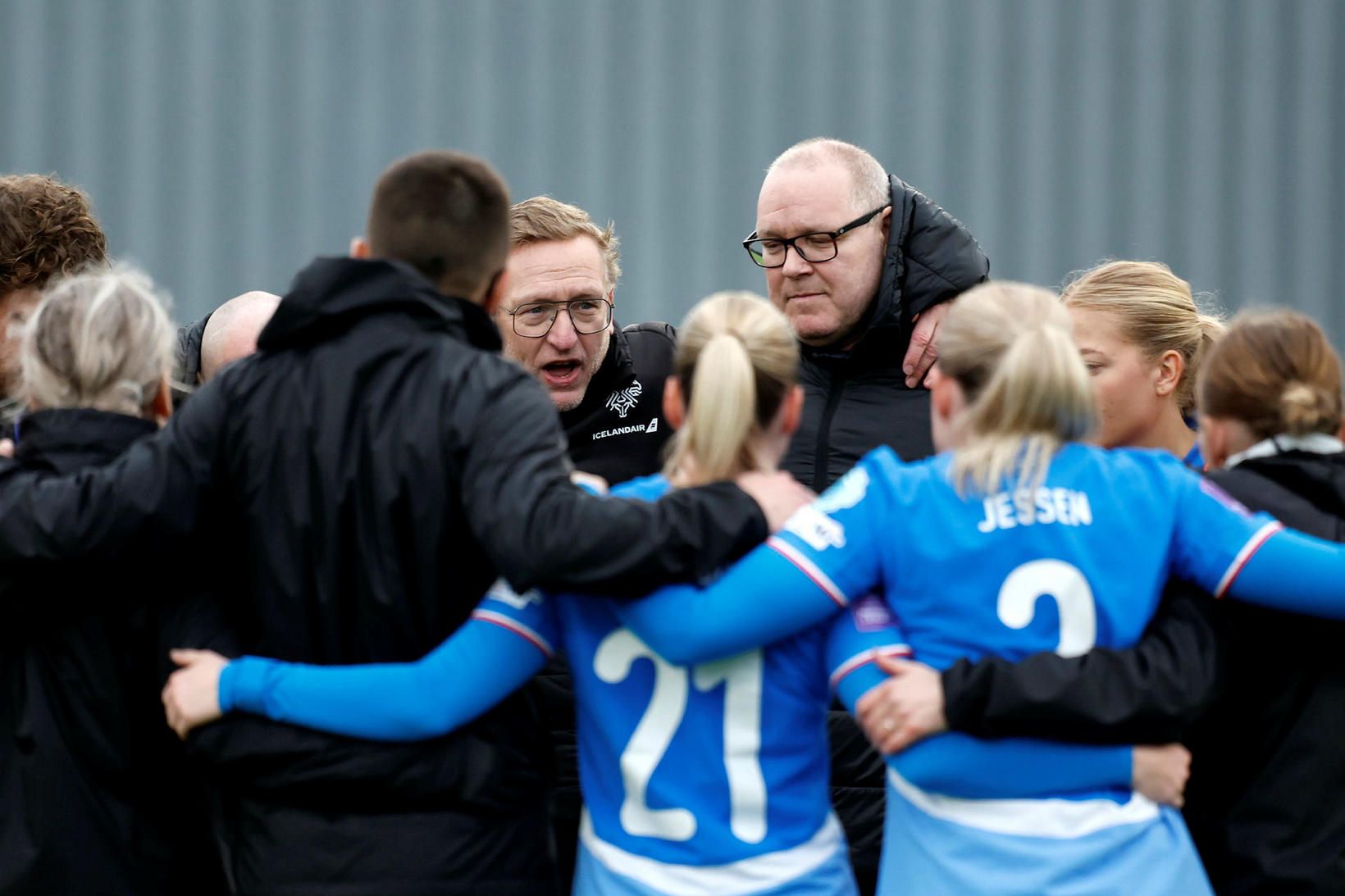 Þorsteinn Halldórsson ræðir við leikmenn íslenska liðsins eftir jafnteflið gegn …