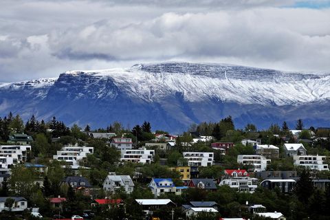Snow had returned to Esja this morning.