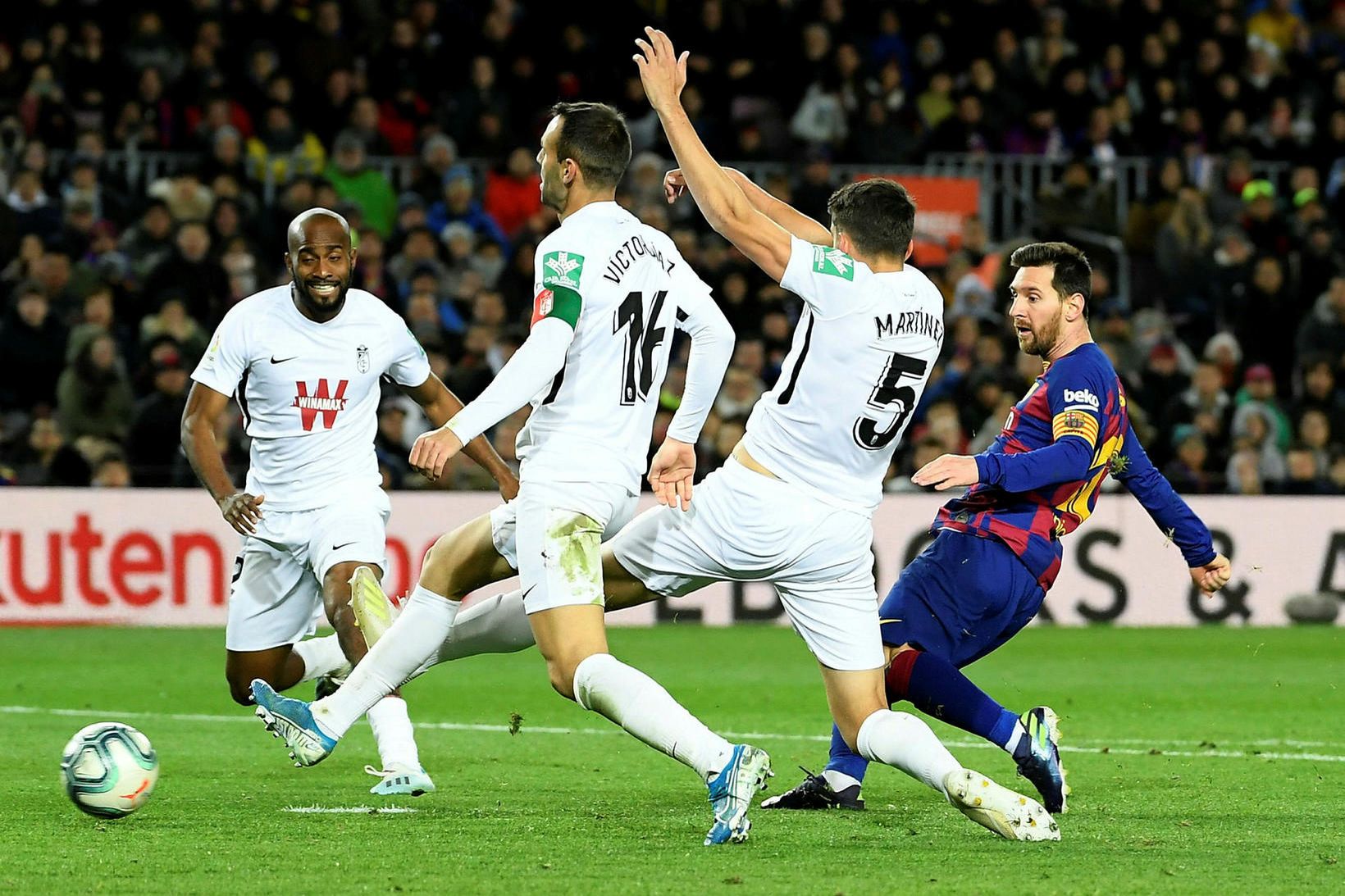 Lionel Messi skorar sigurmark Barcelona.