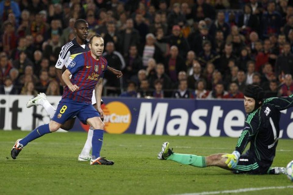 Andrés Iniesta kemur Barcelona í 2:0.