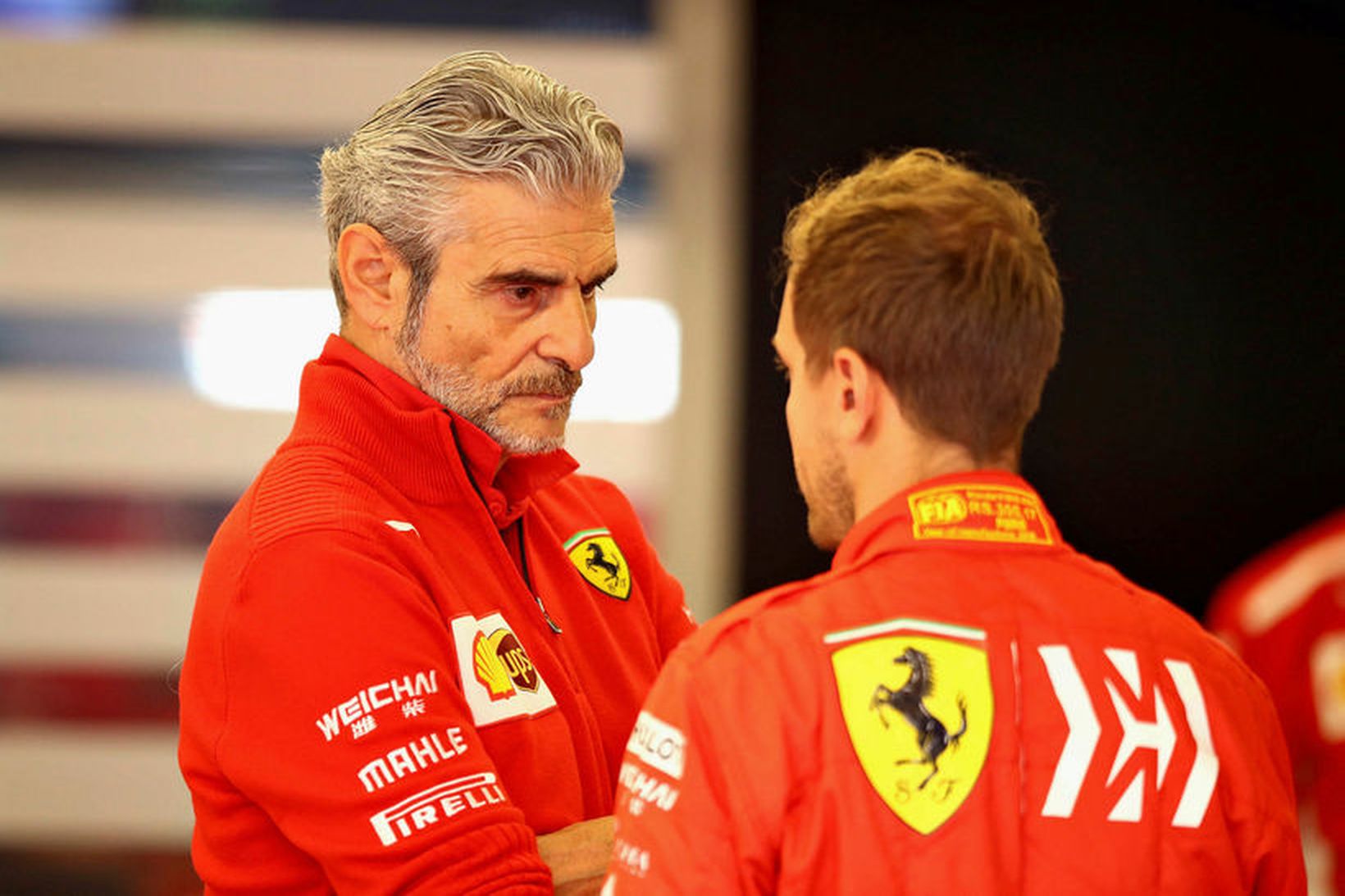 Ferraristjórinn Maurizio Arrivabene brúnaþungur á skrafi við Sebastian Vettel í …
