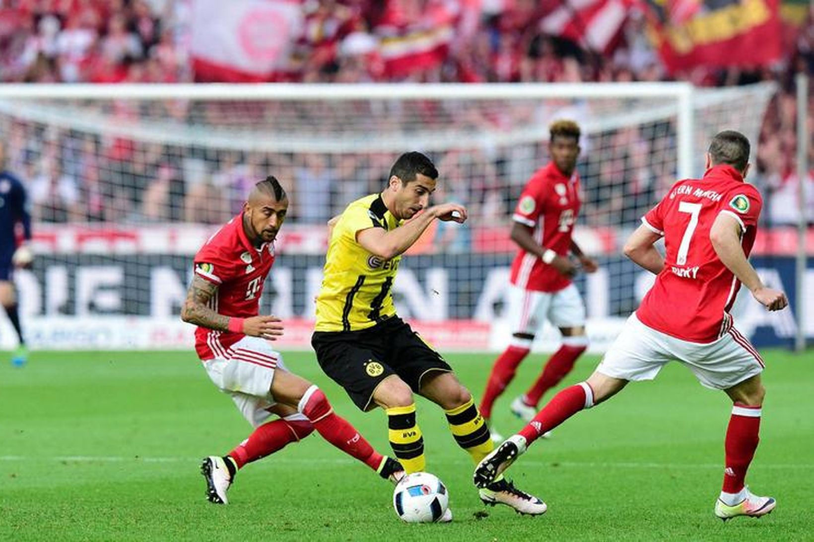 Henrikh Mkhitaryan á ferðinni með Dortmund.