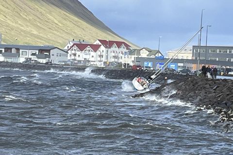 Í hvassri suðvestan átt í september rak tvær seglskútur upp í fjöruna við Pollagötu á …