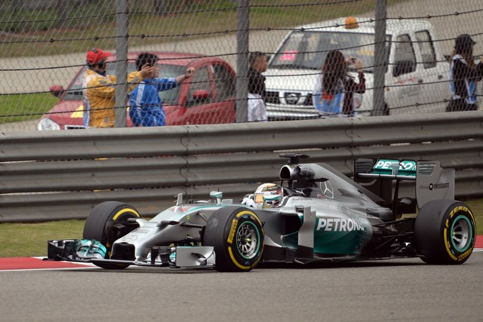 Lewis Hamilton á leið til sigurs á Mercedesbílnum í Sjanghæ.