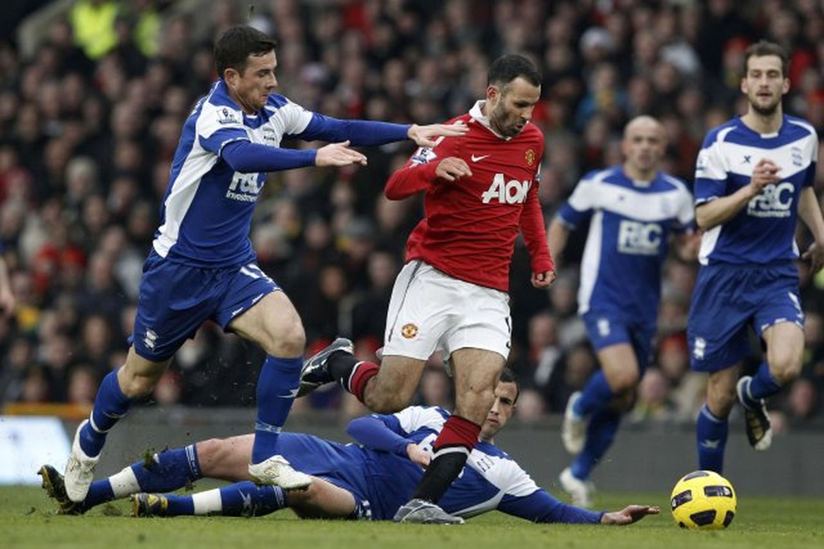 Ryan Giggs umkringdur varnarmönnum Birmingham.