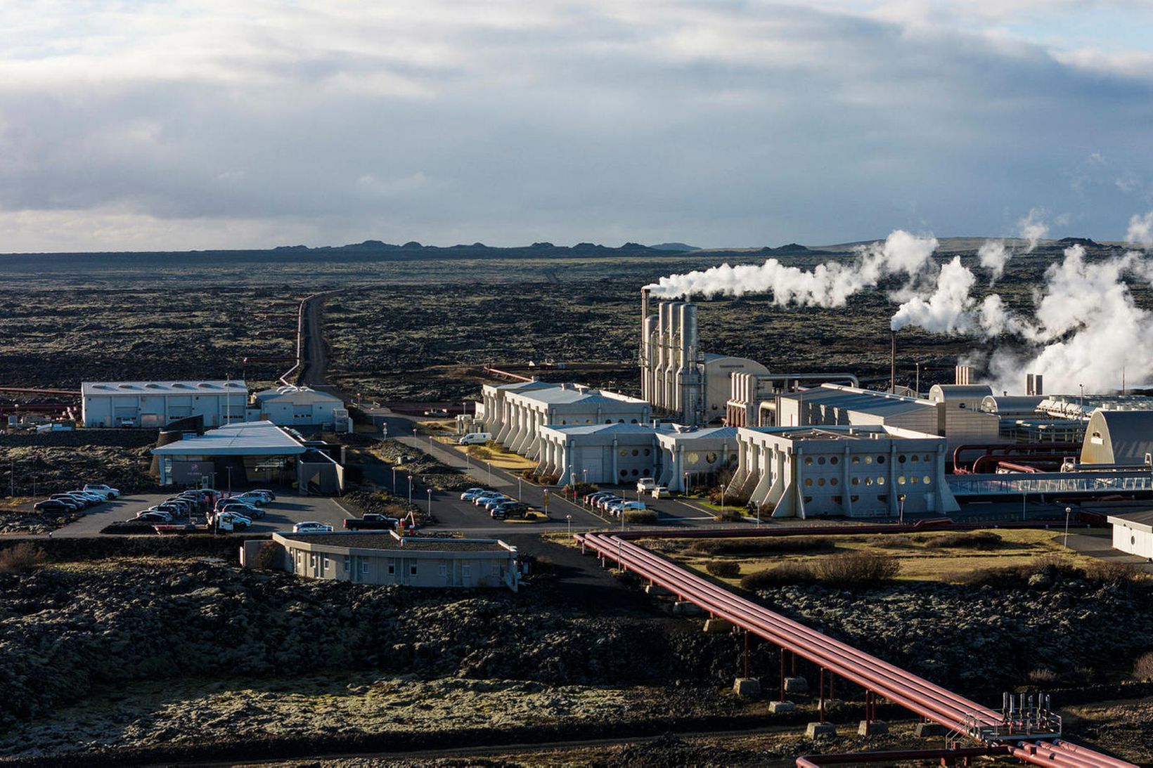 Virkjunin í Svartsengi. Miðja landrissins er talin vera þar nærri.