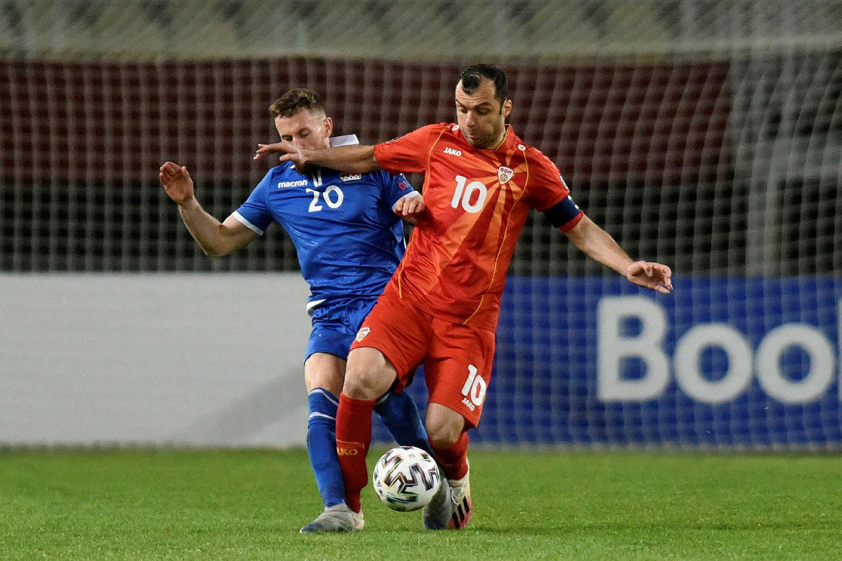 Goran Pandev hristir af sér Sandro Wolfinger í leik Norður-Makedóníu …