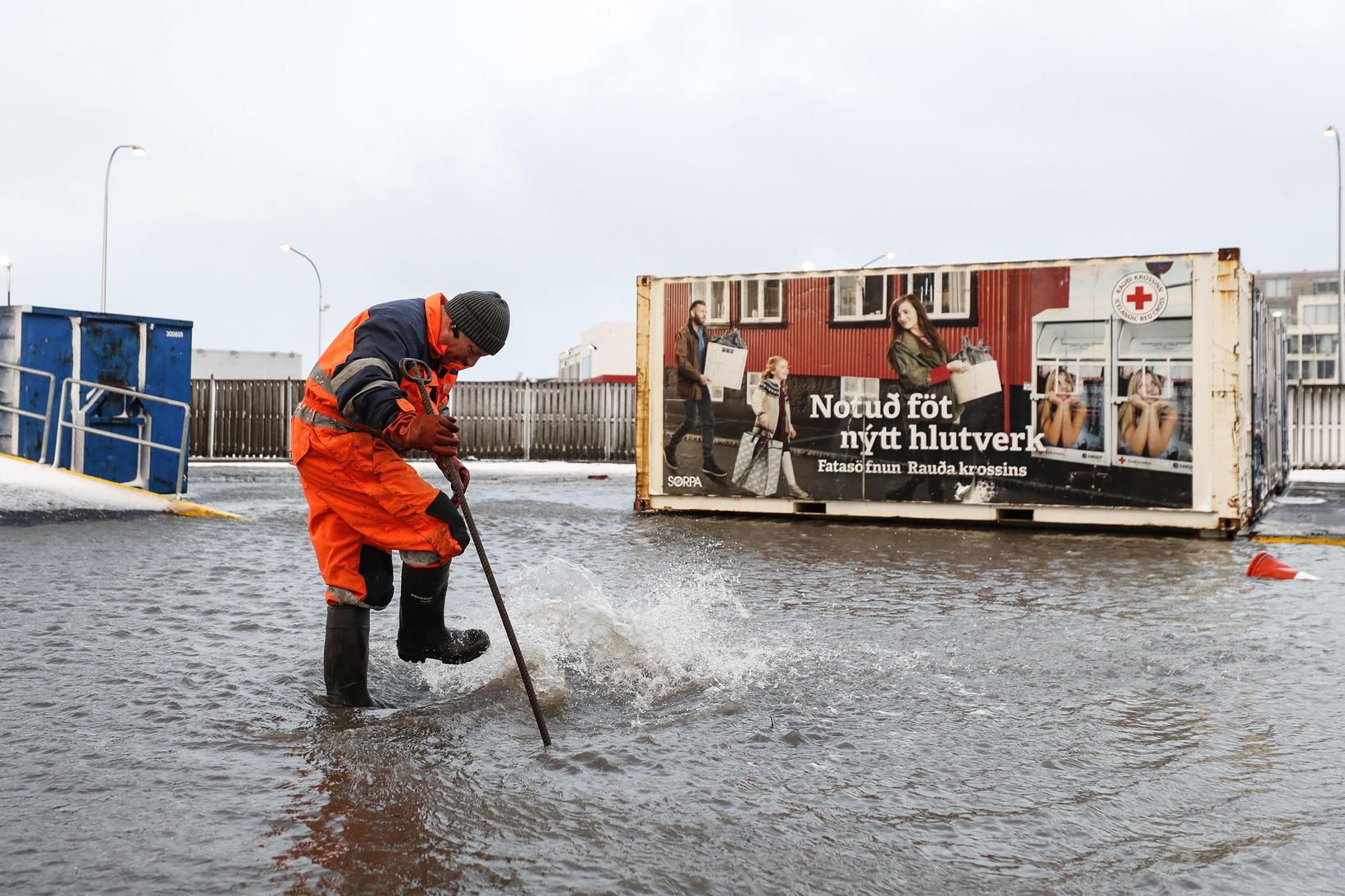 Illa getur farið þegar niðurföll stíflast. Hér losar starfsmaður Sorpu …