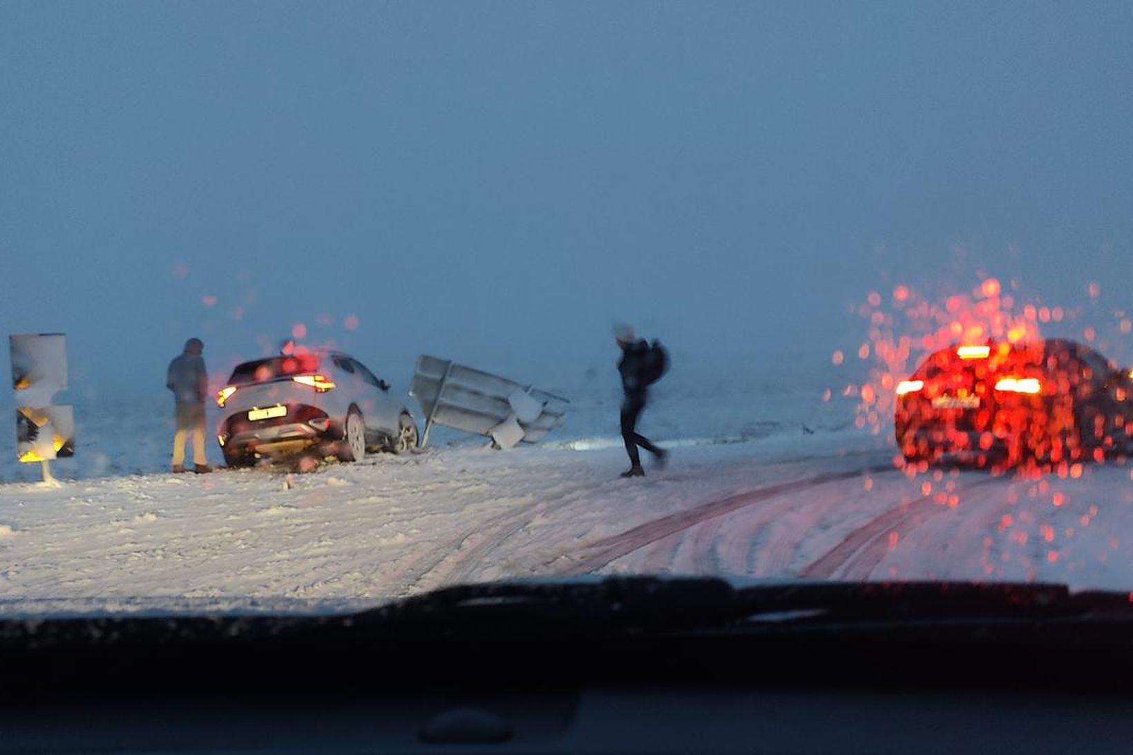 Ferðamenn sem höfðu farið út af veginum, nálægt Mývatni í …