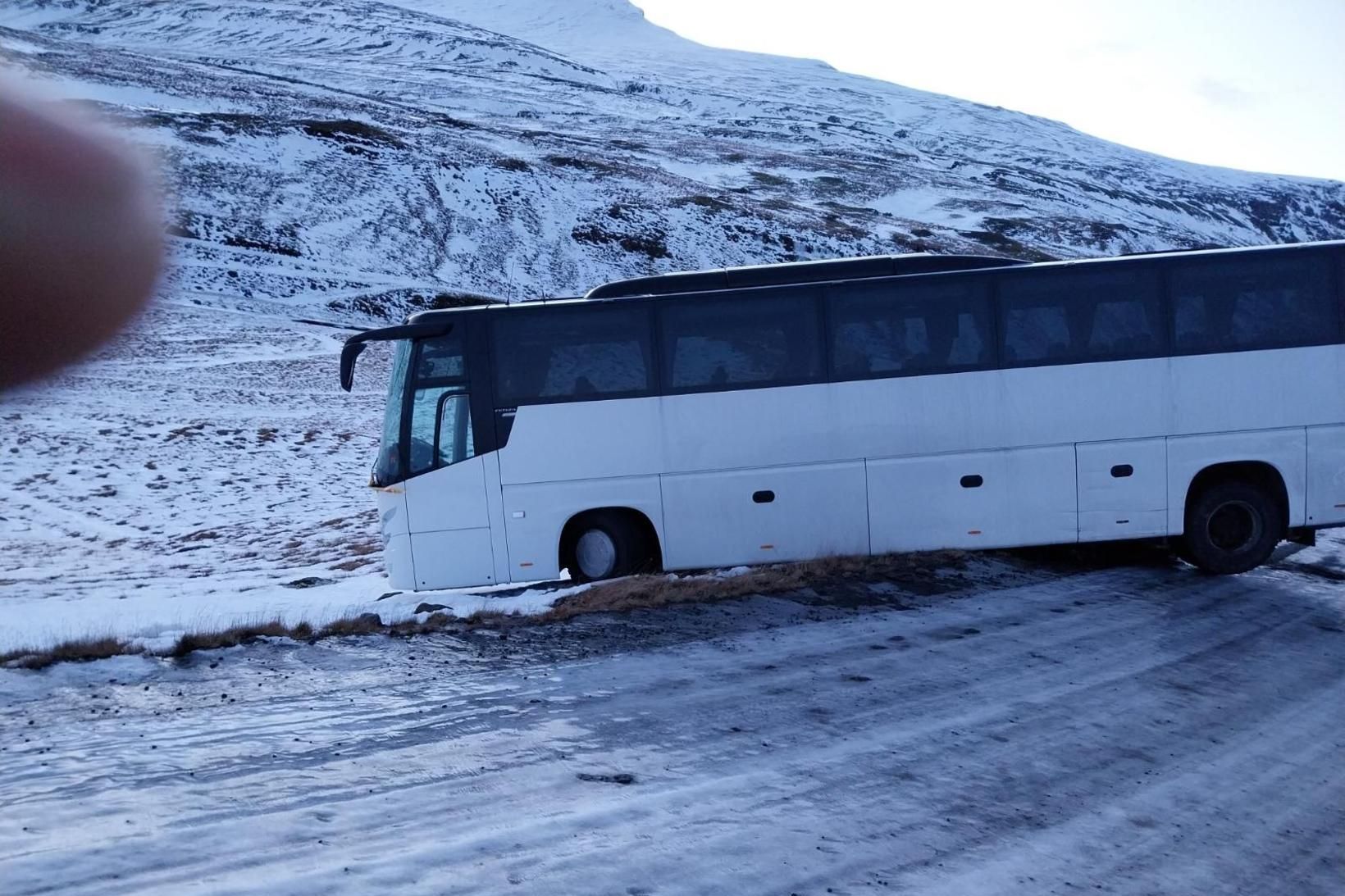 Önnur rútan fór útaf á Eyrarfjallsvegi í gærkvöldi.