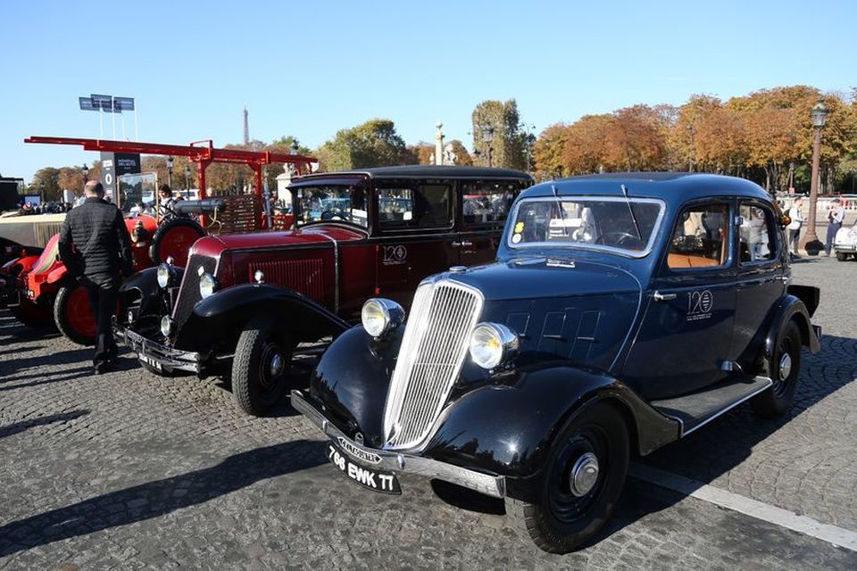 Renault Celtaquatre ZR1 frá 1936, Renault Vivasix PG4 og fjærst er forn brunabíll. Tóku þeir …