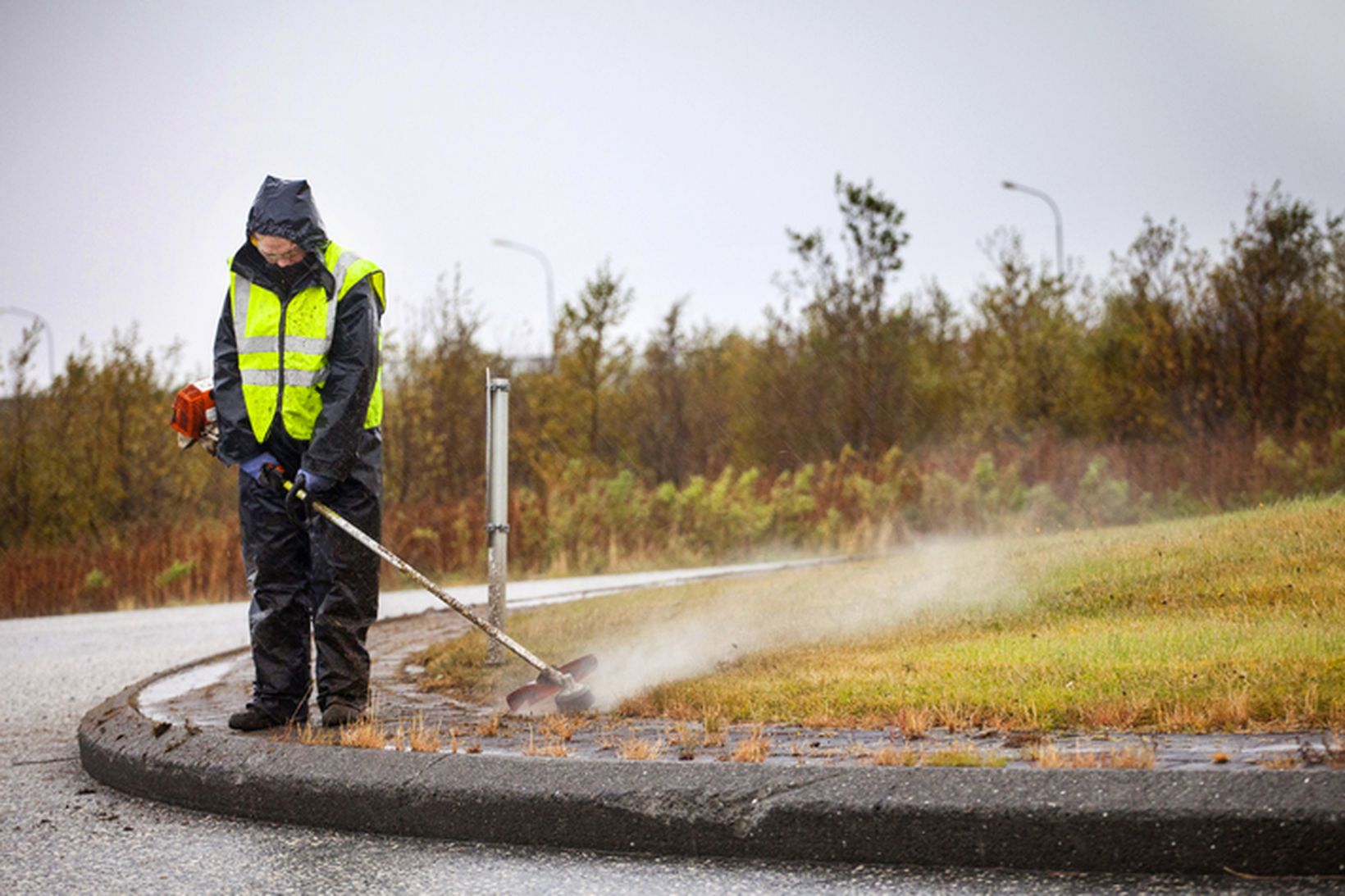 Grasið slegið á hringtorgi í haustblíðunni við Hádegismóa.