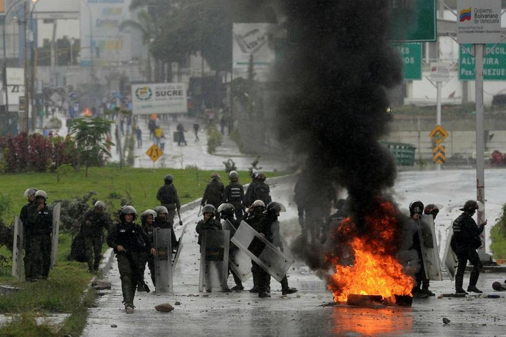 Lögreglan reyndir að hemja mótmælin gegn ríkisstjórn Maduros.