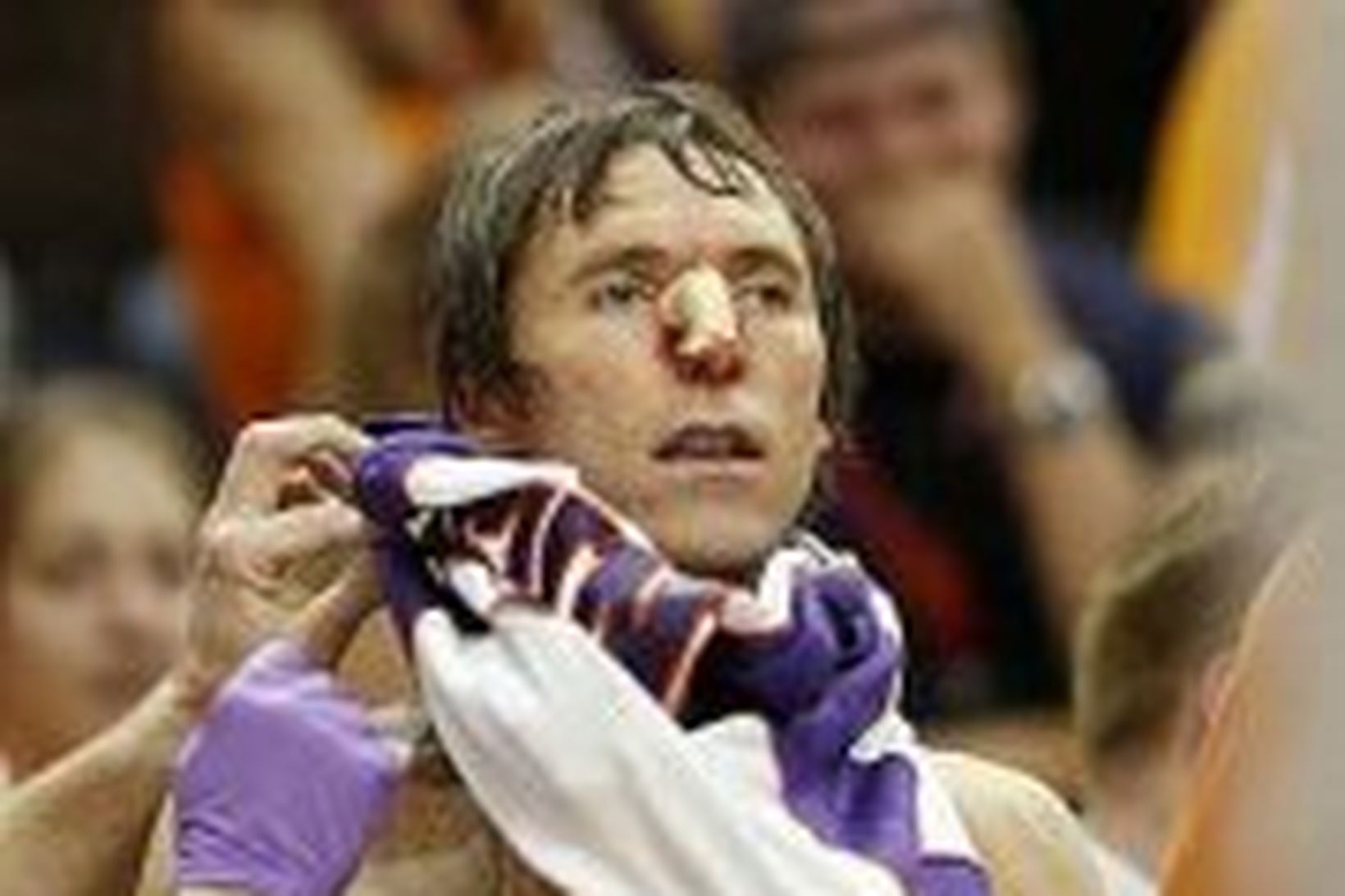 Steve Nash hefur treyjuskipti eftir að gert var að sárum …